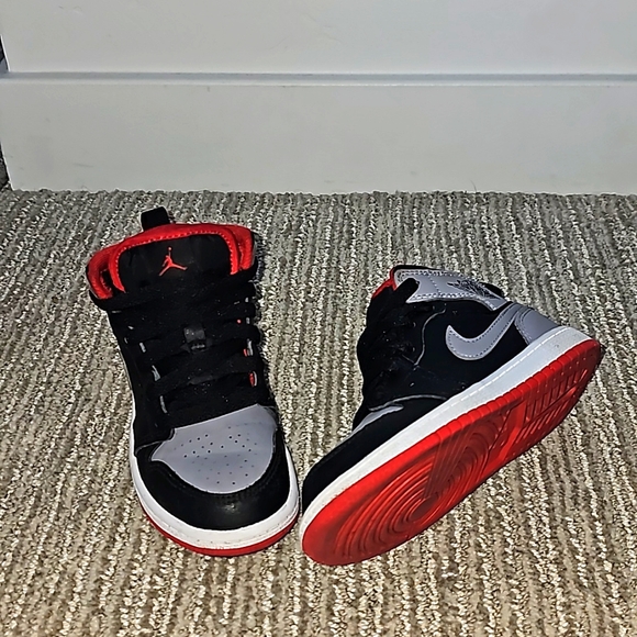 Kid's Air Jordan's size 11C - Picture 5 of 5